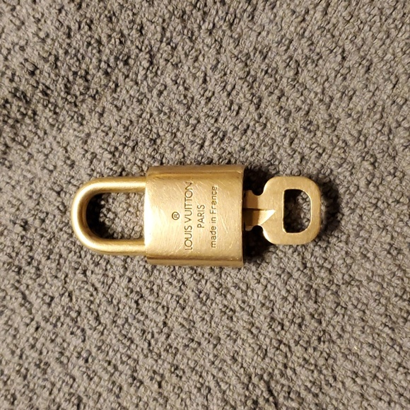 Louis Vuitton Lock and Key π - Picture 2 of 5